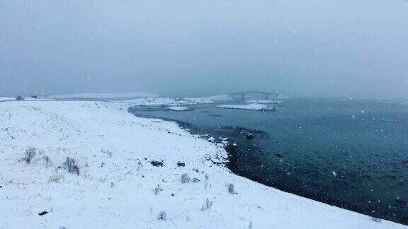 航拍图:冬天罗弗敦的雪岸