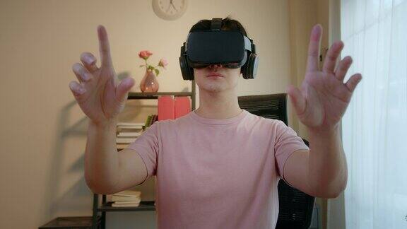 亚洲男子佩戴虚拟现实眼镜在家观看360度视频晕动病混合现实技术虚拟购物