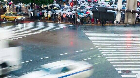 涉谷区在雨天与人群通过人行横道日本东京4K延时