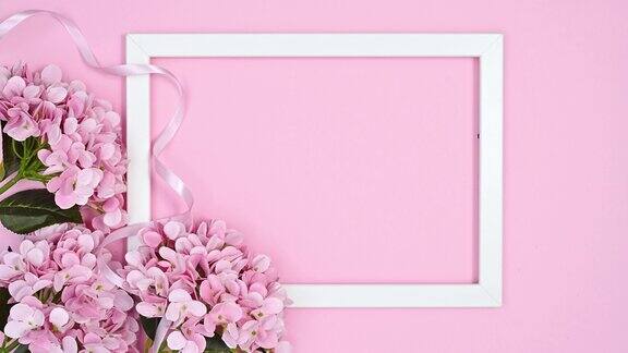 浪漫的女性框架与柔和的花朵和丝带在柔和的粉红色主题停止运动