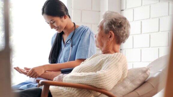 年轻的黑人女护士医生检查心脏亚洲老年妇女在家老年人医疗保健医疗照顾照顾家庭生活方式退休志愿者生活方式慈善养老院在家照顾者医学和保健概念