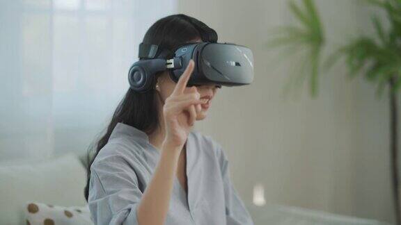女商人使用VR眼镜