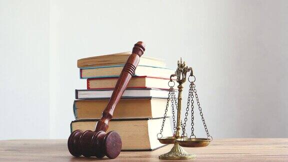 正义、法律和法理学律师事务所律师桌上的法律书籍