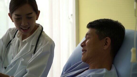亚洲医生和病人正在讨论一些事情