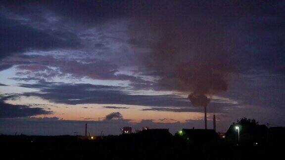 日落接近终点浓烟从铁厂中飘出污染着环境生态灾难