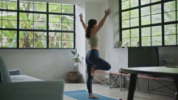 女人在家做瑜伽平衡