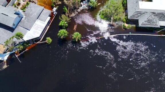 飓风“伊恩”降雨后佛罗里达州居民区发生洪水房屋周围出现高水位自然灾害的后果