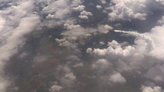 弹道导弹在云层上空飞行