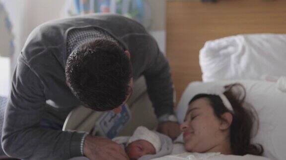 新生儿和他的父母