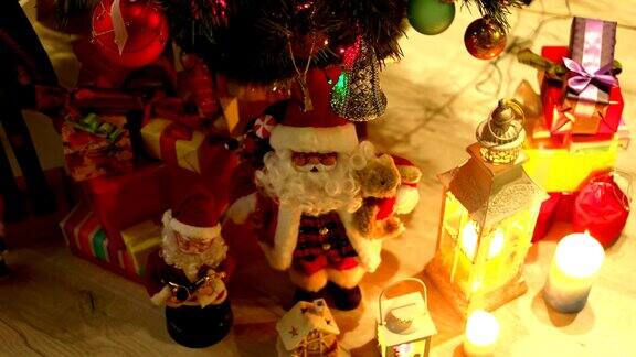 圣诞树下的圣诞礼物和彩灯