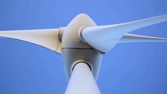风力涡轮机从下面看