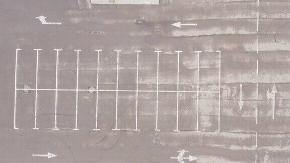 雨后空旷的大型停车场湿沥青白线标记