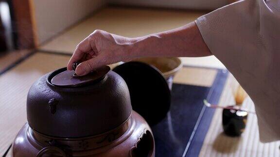 日本茶师正在准备制作一杯传统抹茶