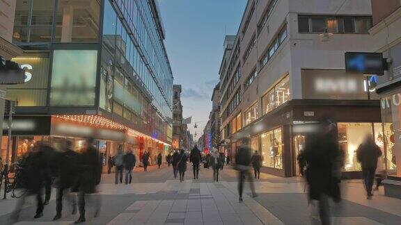 人们走在购物广场-瑞典斯德哥尔摩实时
