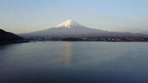 在晴朗晴朗的一天从川口湖无人机拍摄的富士山