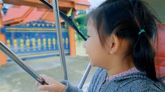 在泰国南邦的南邦琅寺小女孩正在享受一辆马车