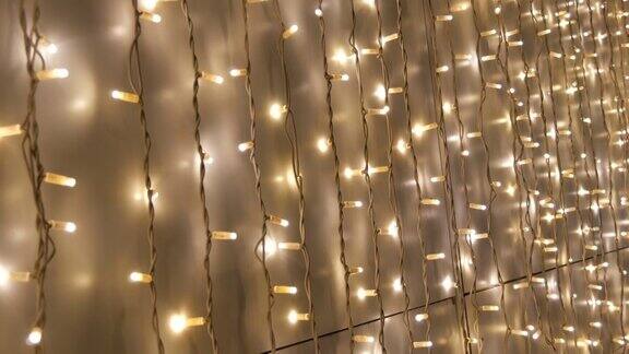 明亮美丽的白色圣诞电花环在墙上排成一排圣诞装饰圣诞假期LED灯的抽象背景