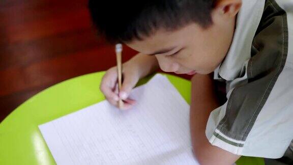 亚洲男生在图书馆做作业教育理念