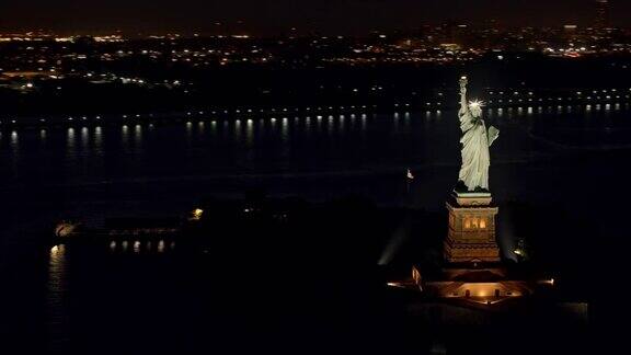 空中的自由女神像以纽约为背景