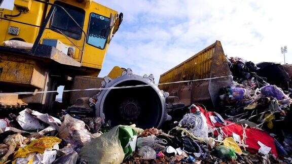 Enviromet污染一个低角度的垃圾填埋场压实机移动垃圾