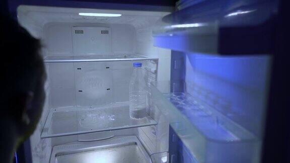 在冰箱里找食物的人那家伙把牛奶放进空冰箱