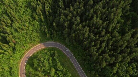 从直升机上俯瞰蜿蜒的道路