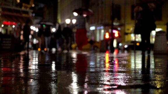 摘要雨夜现代都市自然暗调在路灯的照耀下雨点落在五颜六色的沥青上打着伞穿着时髦红裙的女孩走在行人中间现代城市生活方式