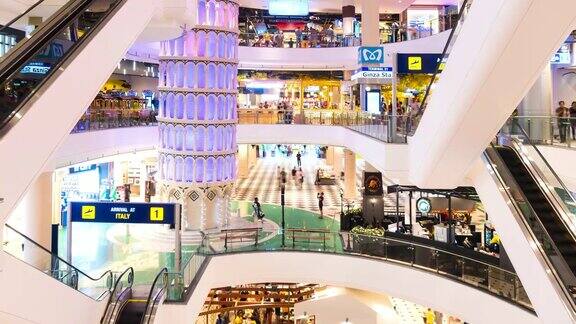 2018年12月6日泰国芭堤雅人们在最受欢迎的百货商店购物的时间