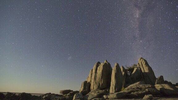 在博茨瓦纳的MakgadikgadiPans恒星延时拍摄银河系在夜空中移动月亮升起有不寻常的岩石形成