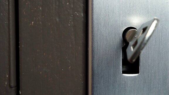 钥匙孔在旧木门与关键推车拍摄4K