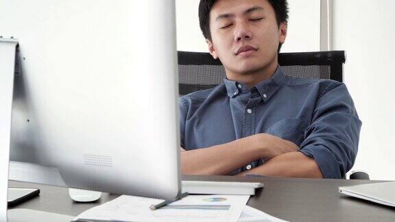 坐着工作时睡着的疲惫的人疲惫和压力大的商人工作到深夜