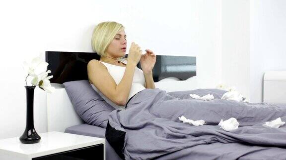 生病的女人在床上打喷嚏咳嗽擤鼻涕纸巾