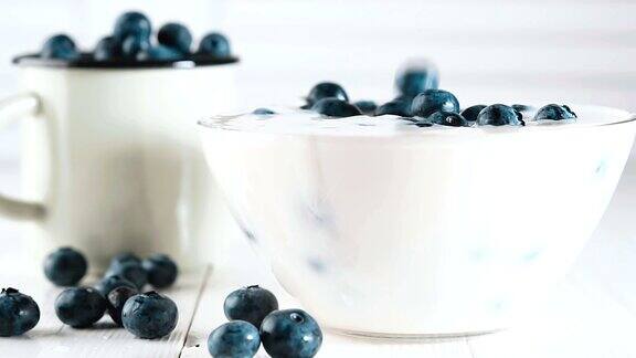 新鲜的蓝莓掉进酸奶里慢镜头