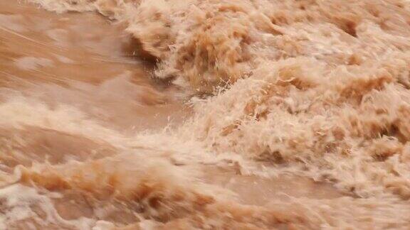 洪水和棕色的泥浆特写