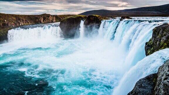 美丽的瀑布Godafoss在冰岛