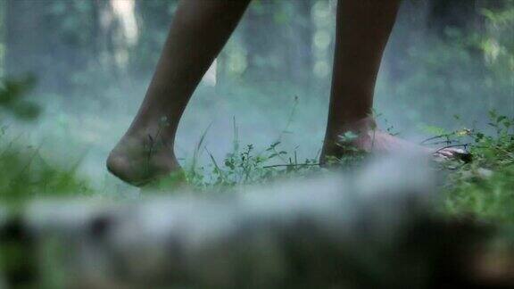 女人的腿穿过森林