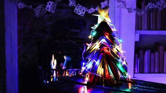 用书本和火和灯做成的圣诞树