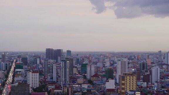 从柬埔寨金边的一个屋顶上看金边的