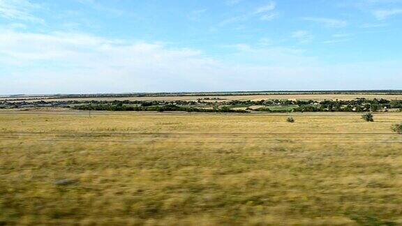从火车上看到的田野