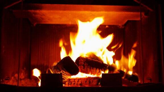 壁炉里燃烧的木头摄像机移回滑块