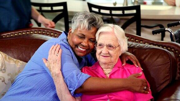 家庭护理护士和老年病人拥抱