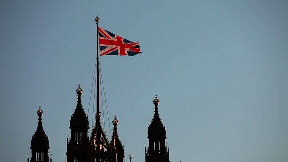 威斯敏斯特宫上的英国国旗