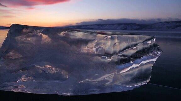日落时分贝加尔湖上透明的冰映衬着群山