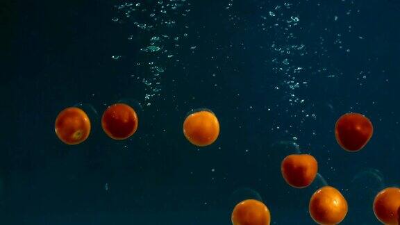 西红柿在水中漂浮的慢镜头