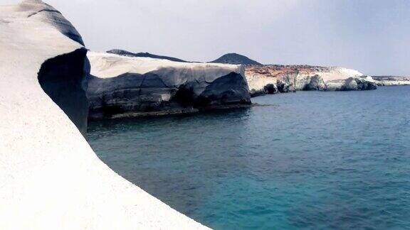 希腊米洛斯岛白色的岩石悬崖和大海