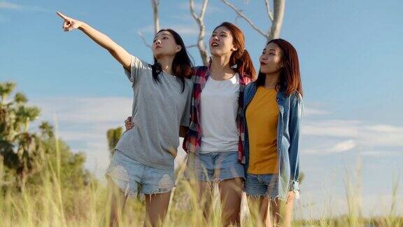 年轻的亚洲女人看山和有乐趣的夏季旅游生活方式旅游度假时间