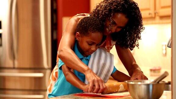 非洲裔母亲教儿子如何做饼干面团
