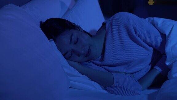 年轻女人晚上闭着眼睛睡觉