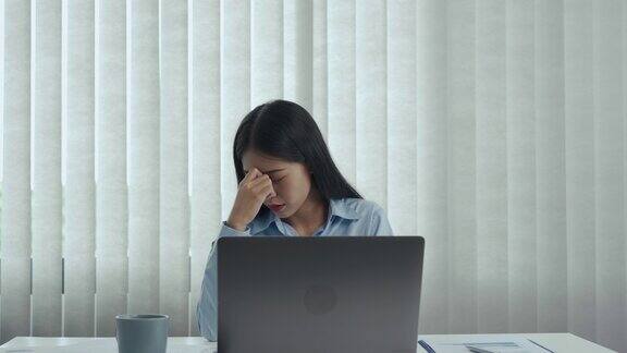亚洲女性对办公室工作感到厌烦