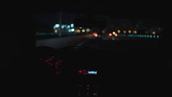 一个人在晚上开车